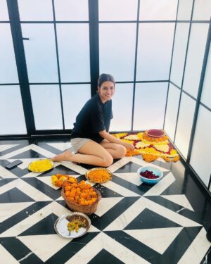 Kriti Sanon Instagram - Diwali dump! 💥❤️😍🪔

Lights, colours, flowers, punjabi food and lots of love & warmth! ❤️