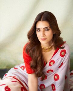 Kriti Sanon Instagram - ♥️ I’m a saree girl! ♥️