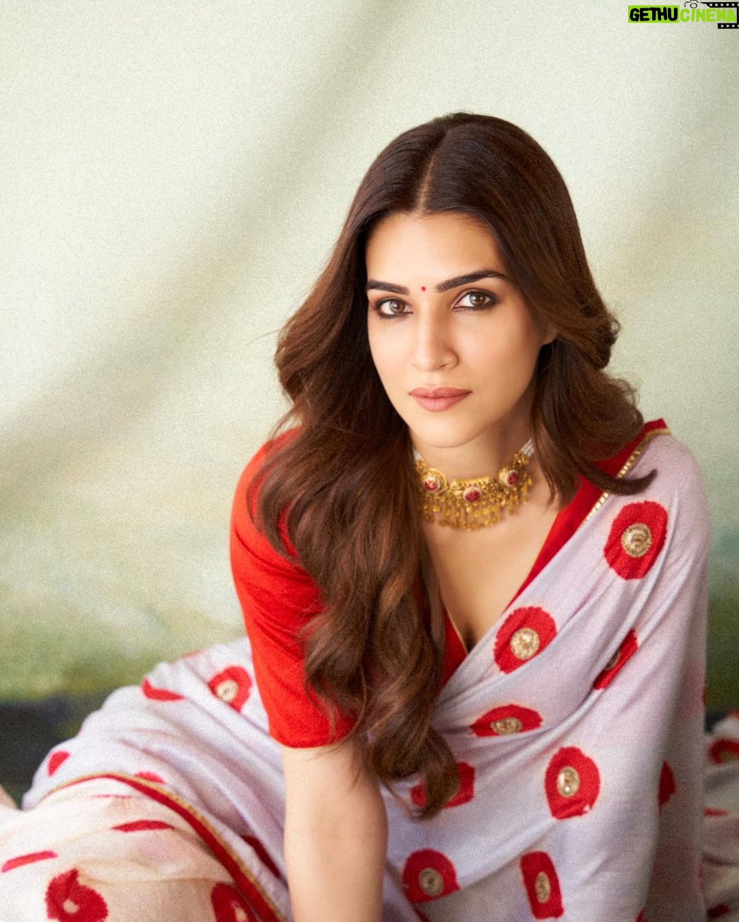 Kriti Sanon Instagram - ♥️ I’m a saree girl! ♥️