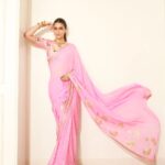 Kriti Sanon Instagram - 🌸🌸 Saree- @houseofmasaba Jewellery- @kalyanjewellers_official Styled by- @sukritigrover Styling Team- @vanigupta.23 @bitofbash @harshitadaga01 HMU- @kavyesharmaofficial @aasifahmedofficial