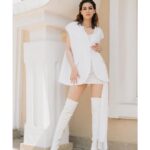 Kriti Sanon Instagram - Been feeling WHITE since yesterday 🤪 🤍🤍🤍 @431_88 for Ganpat promotions in Delhi today ! HMU- @aasifahmedofficial @adrianjacobsofficial Styled by- @sukritigrover Styling Team- @vanigupta.23 📸- @prakrit.rai