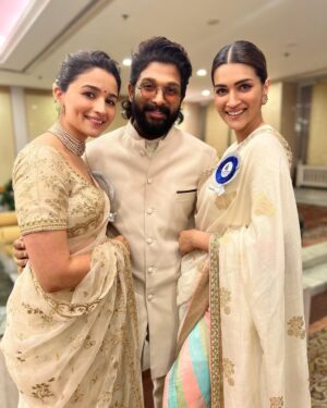 Kriti Sanon Instagram - Happy faces sharing a proud moment together ❤️🦋🥹

@alluarjunonline @aliaabhatt @pankajtripathi @karanjohar @shreyaghoshal @thisisdsp