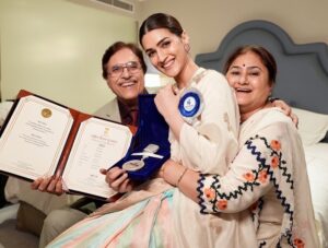 Kriti Sanon Instagram - The feeling is not easy to describe in  words.. 🥹🦋
Today will be one of the most memorable days of my life! 🧿❤️🙏🏻

Missed you @nupursanon 🥹❤️

#NationalAward #BestActress #Mimi