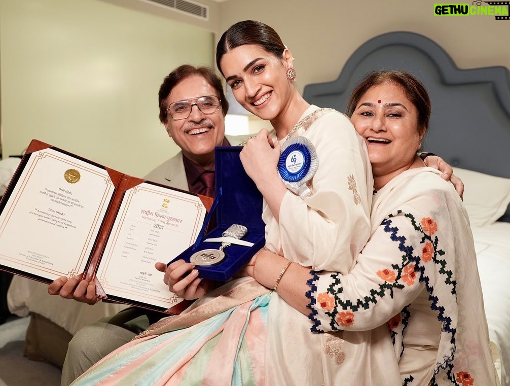 Kriti Sanon Instagram - The feeling is not easy to describe in words.. 🥹🦋 Today will be one of the most memorable days of my life! 🧿❤️🙏🏻 Missed you @nupursanon 🥹❤️ #NationalAward #BestActress #Mimi