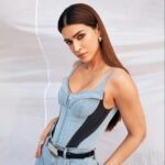 Kriti Sanon Instagram - 🦋🦋 Jassi Off to Delhi for the trailer launch! #Ganapath Outfit- @muglerofficial Styled by: @sukritigrover Styling Team: @vanigupta.23 HMU- @aasifahmedofficial @kavyesharmaofficial 📸- @tejasnerurkarr