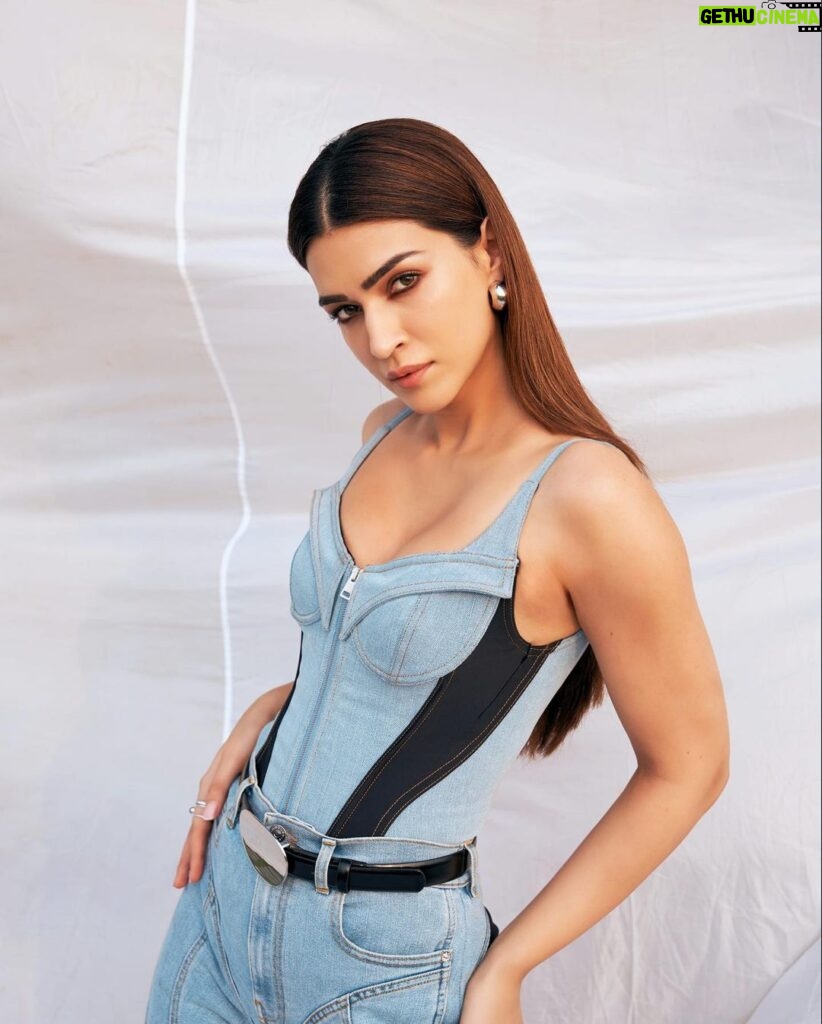 Kriti Sanon Instagram - 🦋🦋 Jassi Off to Delhi for the trailer launch! #Ganapath Outfit- @muglerofficial Styled by: @sukritigrover Styling Team: @vanigupta.23 HMU- @aasifahmedofficial @kavyesharmaofficial 📸- @tejasnerurkarr