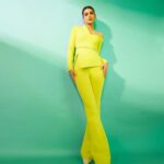 Kriti Sanon Instagram – Chartreuse? Neon Lemon? 
Or shall we call it the Hyphen Color now? 😉