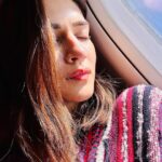 Kriti Sanon Instagram - Basking in the winter sun.. ☀️ Ft. @letshyphen My in-flight and winter saviours : our Barrier Care Cream 🤌 The All I Need LipScreen 🤌 (Trust me! This combination worked so brilliantly even in Manali’s snow!!) 🤌