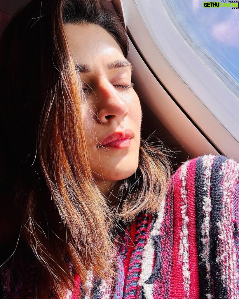 Kriti Sanon Instagram - Basking in the winter sun.. ☀ Ft. @letshyphen My in-flight and winter saviours : our Barrier Care Cream 🤌 The All I Need LipScreen 🤌 (Trust me! This combination worked so brilliantly even in Manali’s snow!!) 🤌
