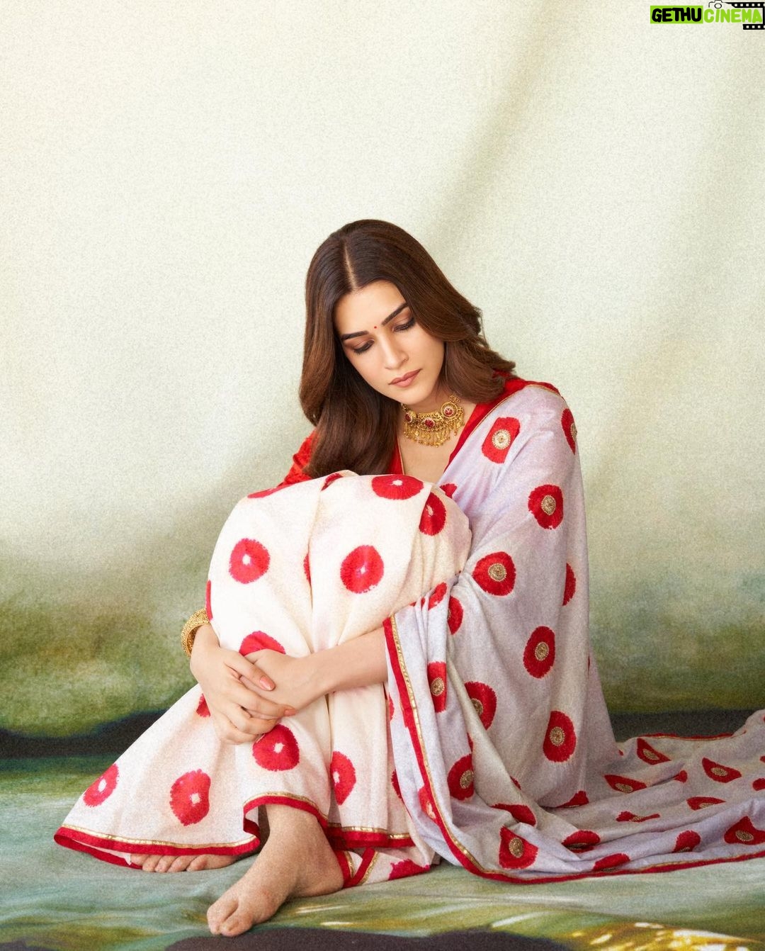 Kriti Sanon Instagram - ♥️ I’m a saree girl! ♥️