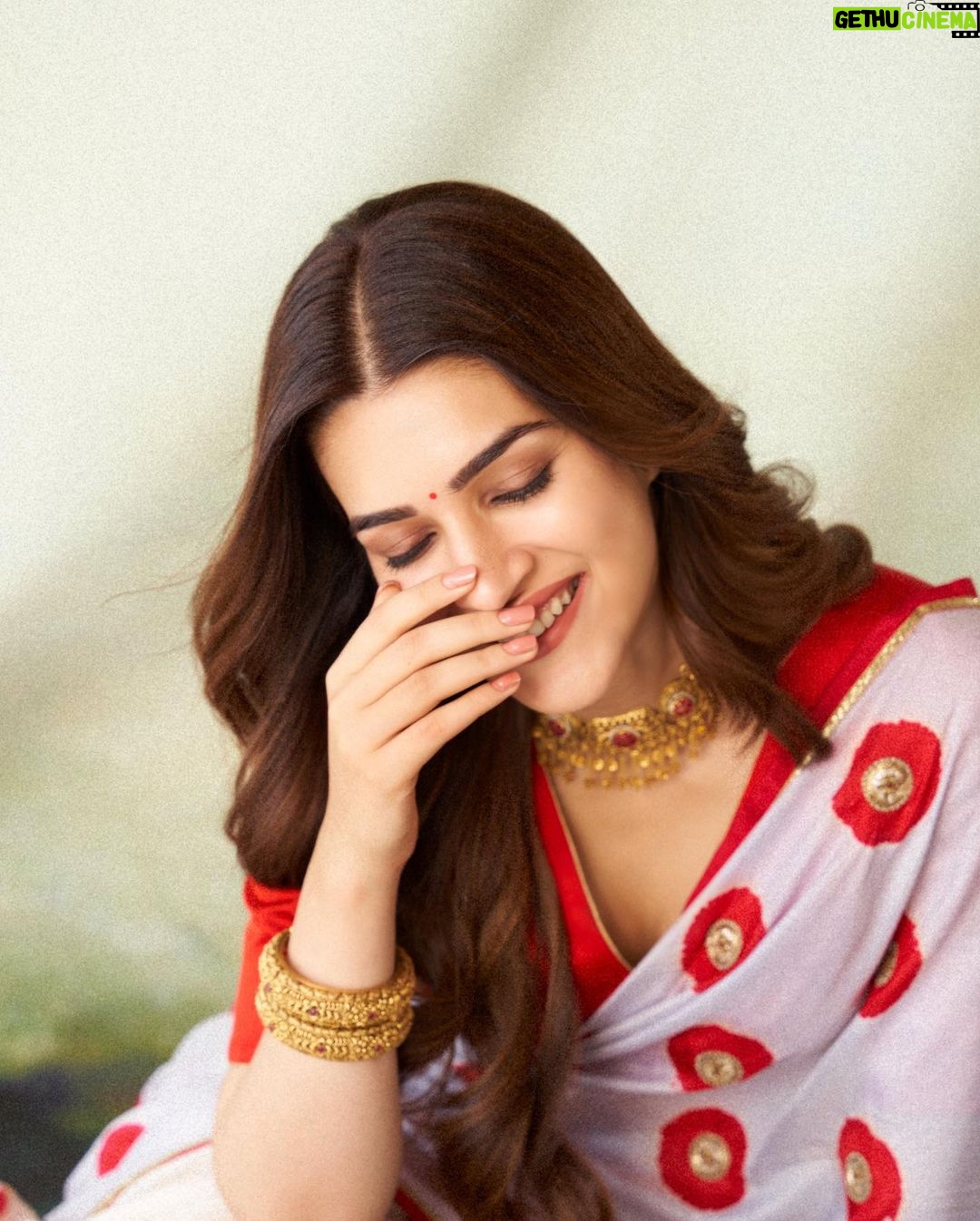 Kriti Sanon Instagram - ♥️ I’m a saree girl! ♥️