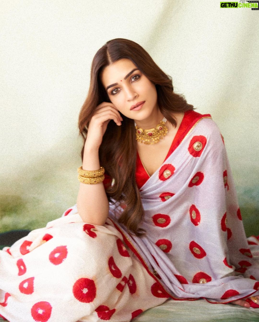 Kriti Sanon Instagram - ♥️ I’m a saree girl! ♥️