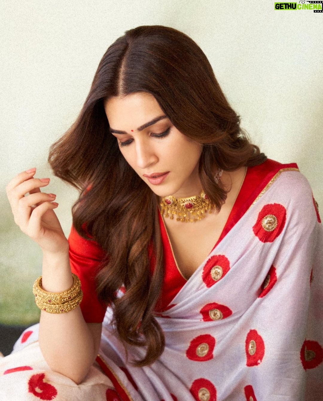 Kriti Sanon Instagram - ♥️ I’m a saree girl! ♥️