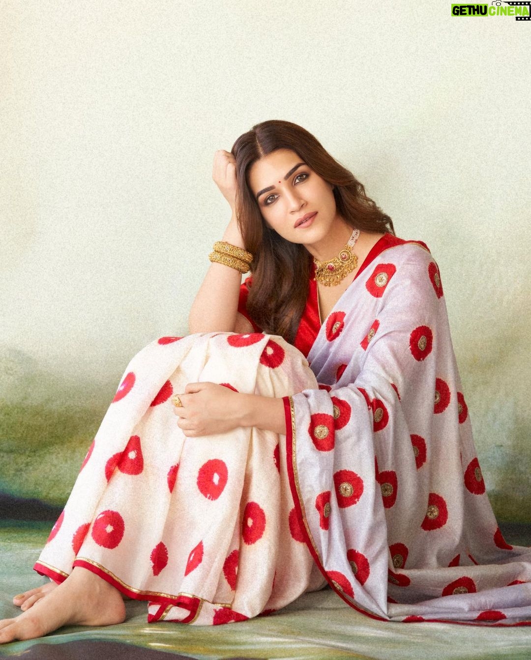 Kriti Sanon Instagram - ♥️ I’m a saree girl! ♥️