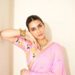 Kriti Sanon Instagram - 🌸🌸 Saree- @houseofmasaba Jewellery- @kalyanjewellers_official Styled by- @sukritigrover Styling Team- @vanigupta.23 @bitofbash @harshitadaga01 HMU- @kavyesharmaofficial @aasifahmedofficial
