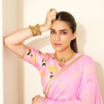 Kriti Sanon Instagram - 🌸🌸 Saree- @houseofmasaba Jewellery- @kalyanjewellers_official Styled by- @sukritigrover Styling Team- @vanigupta.23 @bitofbash @harshitadaga01 HMU- @kavyesharmaofficial @aasifahmedofficial