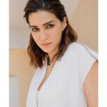 Kriti Sanon Instagram - Been feeling WHITE since yesterday 🤪 🤍🤍🤍 @431_88 for Ganpat promotions in Delhi today ! HMU- @aasifahmedofficial @adrianjacobsofficial Styled by- @sukritigrover Styling Team- @vanigupta.23 📸- @prakrit.rai