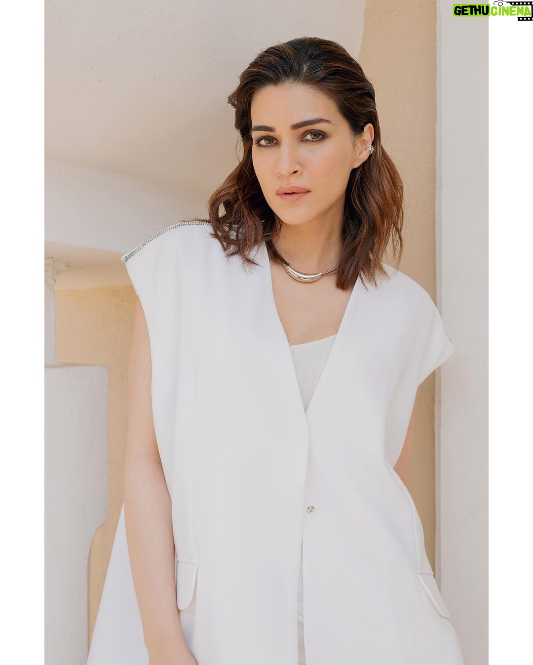 Kriti Sanon Instagram - Been feeling WHITE since yesterday π€ͺ π€π€π€ @431_88 for Ganpat promotions in Delhi today ! HMU- @aasifahmedofficial @adrianjacobsofficial Styled by- @sukritigrover Styling Team- @vanigupta.23 πΈ- @prakrit.rai