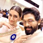 Kriti Sanon Instagram - Happy faces sharing a proud moment together ❤️🦋🥹 @alluarjunonline @aliaabhatt @pankajtripathi @karanjohar @shreyaghoshal @thisisdsp