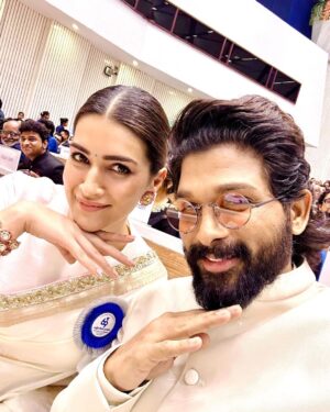 Kriti Sanon Instagram - Happy faces sharing a proud moment together ❤️🦋🥹

@alluarjunonline @aliaabhatt @pankajtripathi @karanjohar @shreyaghoshal @thisisdsp