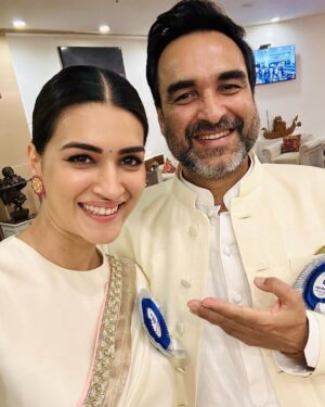 Kriti Sanon Instagram - Happy faces sharing a proud moment together ❤️🦋🥹

@alluarjunonline @aliaabhatt @pankajtripathi @karanjohar @shreyaghoshal @thisisdsp