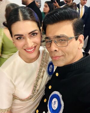 Kriti Sanon Instagram - Happy faces sharing a proud moment together ❤️🦋🥹

@alluarjunonline @aliaabhatt @pankajtripathi @karanjohar @shreyaghoshal @thisisdsp