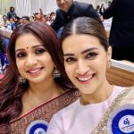 Kriti Sanon Instagram - Happy faces sharing a proud moment together ❤️🦋🥹 @alluarjunonline @aliaabhatt @pankajtripathi @karanjohar @shreyaghoshal @thisisdsp