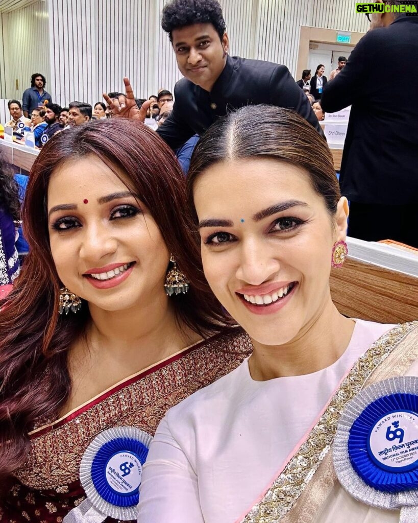 Kriti Sanon Instagram - Happy faces sharing a proud moment together ❤️🦋🥹 @alluarjunonline @aliaabhatt @pankajtripathi @karanjohar @shreyaghoshal @thisisdsp