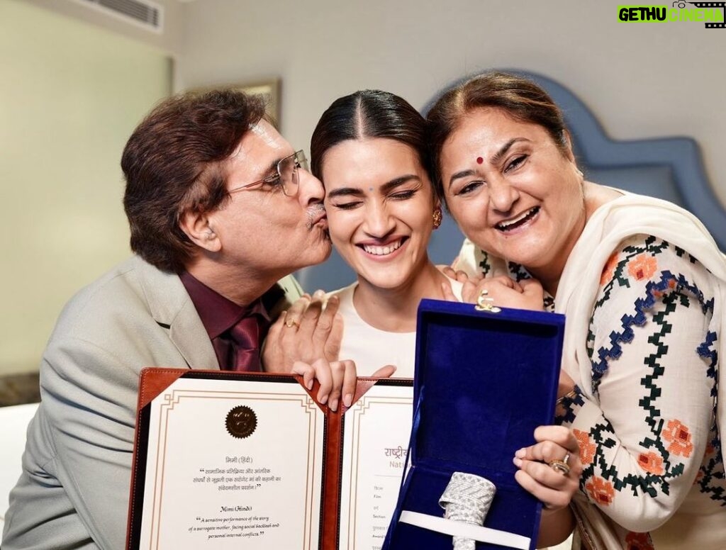Kriti Sanon Instagram - The feeling is not easy to describe in words.. 🥹🦋 Today will be one of the most memorable days of my life! 🧿❤️🙏🏻 Missed you @nupursanon 🥹❤️ #NationalAward #BestActress #Mimi