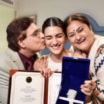 Kriti Sanon Instagram - The feeling is not easy to describe in words.. 🥹🦋 Today will be one of the most memorable days of my life! 🧿❤️🙏🏻 Missed you @nupursanon 🥹❤️ #NationalAward #BestActress #Mimi