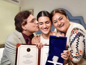 Kriti Sanon Instagram - The feeling is not easy to describe in  words.. 🥹🦋
Today will be one of the most memorable days of my life! 🧿❤️🙏🏻

Missed you @nupursanon 🥹❤️

#NationalAward #BestActress #Mimi