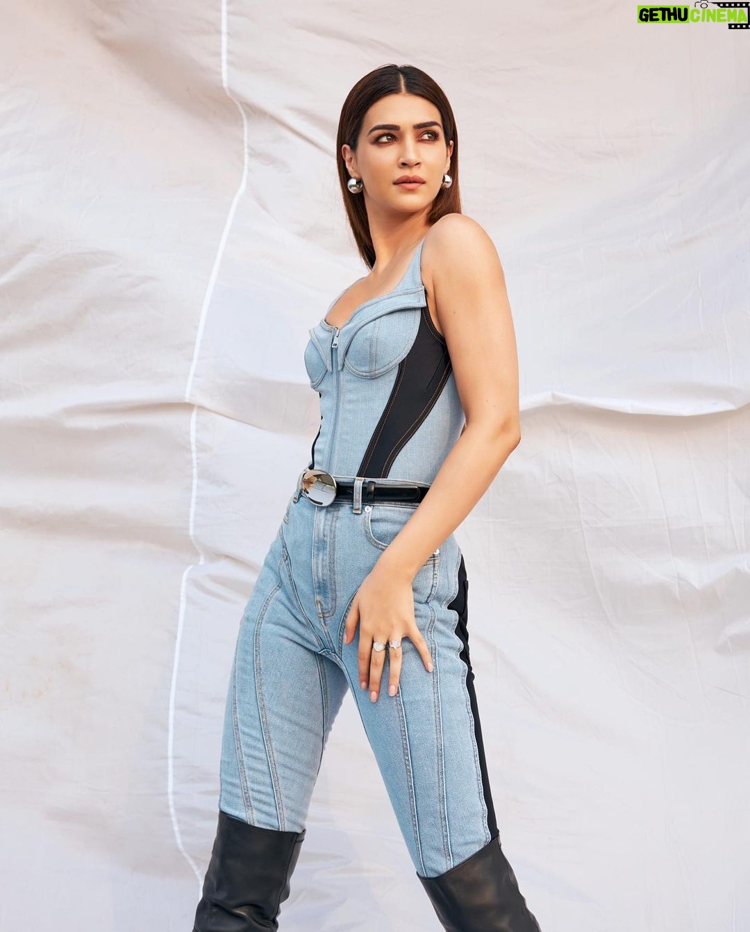 Kriti Sanon Instagram - π¦π¦ Jassi Off to Delhi for the trailer launch! #Ganapath Outfit- @muglerofficial Styled by: @sukritigrover Styling Team: @vanigupta.23 HMU- @aasifahmedofficial @kavyesharmaofficial πΈ- @tejasnerurkarr