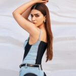 Kriti Sanon Instagram - 🦋🦋 Jassi Off to Delhi for the trailer launch! #Ganapath Outfit- @muglerofficial Styled by: @sukritigrover Styling Team: @vanigupta.23 HMU- @aasifahmedofficial @kavyesharmaofficial 📸- @tejasnerurkarr