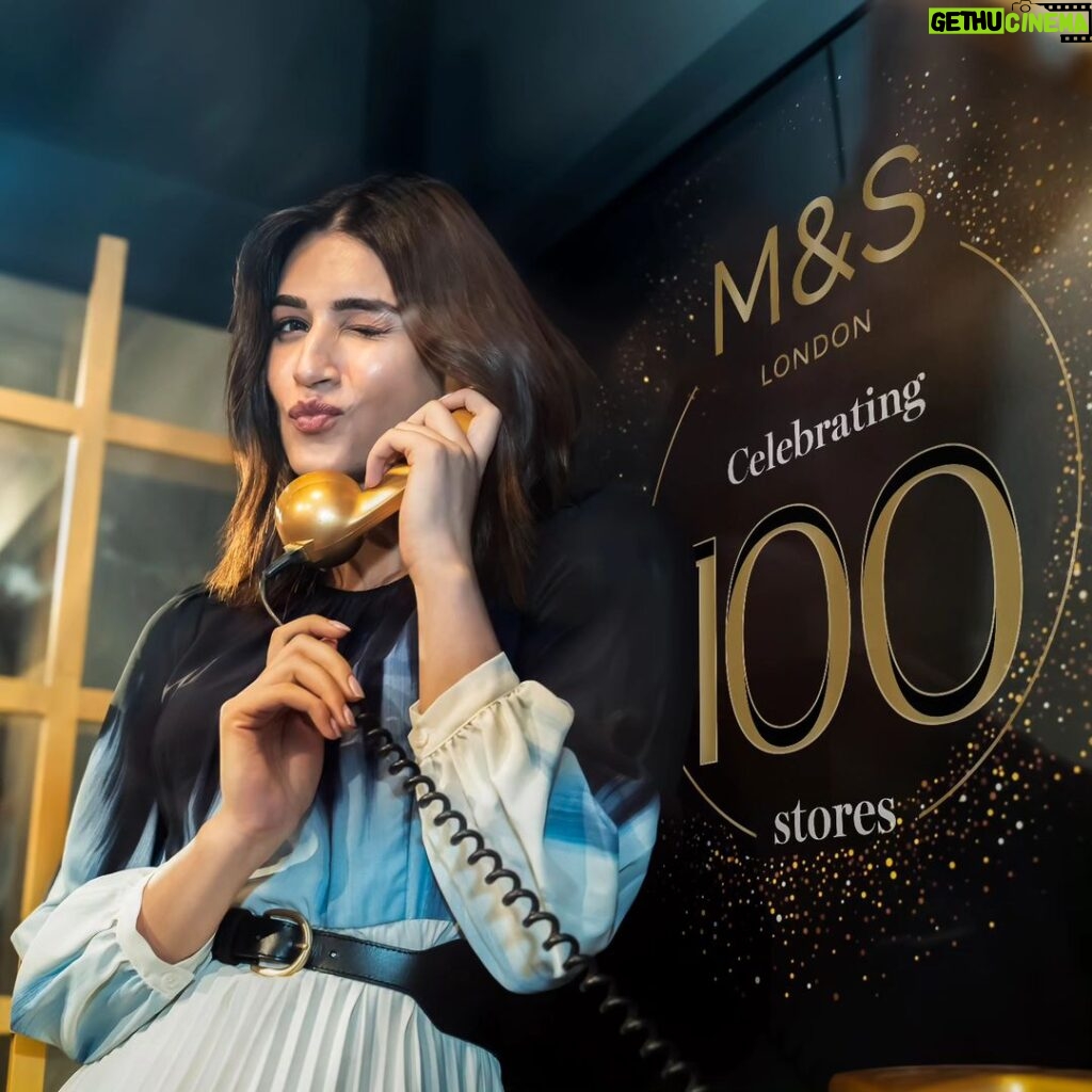Kriti Sanon Instagram - Celebrating Marks & Spencer’s 100th store launch in India. What a day ! The mega launch was truly spectacular - an evening to remember!! Needless to say, I'm dolled up in M&S, in one of my fav dresses from their Winter range 😉😍 #MandS #MandScelebrate100stores