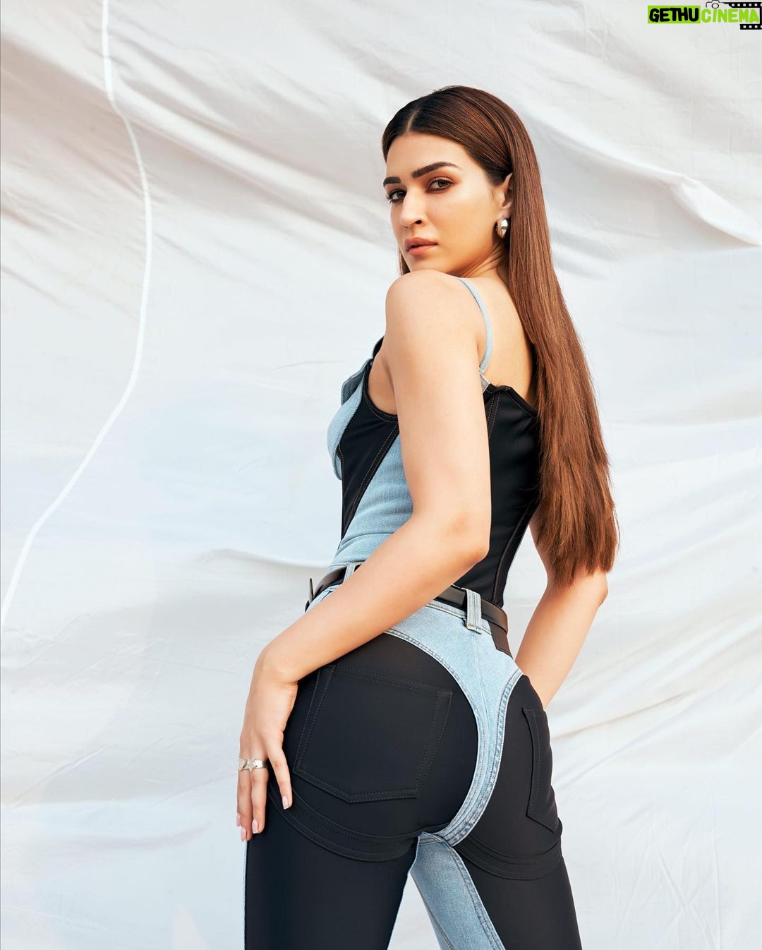 Kriti Sanon Instagram - π¦π¦ Jassi Off to Delhi for the trailer launch! #Ganapath Outfit- @muglerofficial Styled by: @sukritigrover Styling Team: @vanigupta.23 HMU- @aasifahmedofficial @kavyesharmaofficial πΈ- @tejasnerurkarr