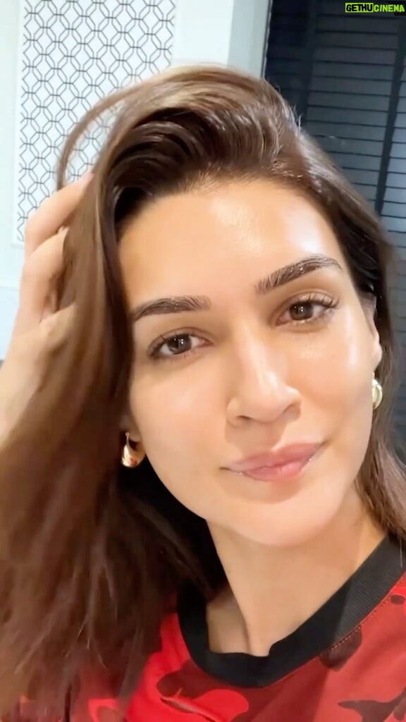 Kriti Sanon Instagram - My Winter Barrier Care Routine ❄ | SkinKare Diaries 🫶 Step 1: Double Cleanse Always🌸 Step 2: DIY toner ❄ Have been using rose water and glycerin toner for yearrrs now! Step 3: anti-oxidant rich Golden Hour Glow Serum ✨ Step 4: Most Important step for winters: BCC! 💦 This is all the love your skin barrier needs for winter. Trust me! Packed with ceramides and peptides, @letshyphen Barrier Care Cream is a winter saviour!!! Step 5: Face Oil (optional) apply a non-comedogenic oil to seal the moisture. Step 6: Castor + Olive Oil for lashes and brows Step 7: Vitamin-Infused-Peptide Lip Balm. 💋 This has been my saviour for chapped and dry lips during winters! My constant companion!