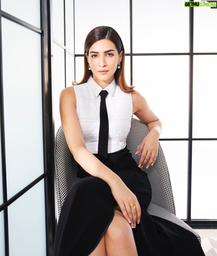 Kriti Sanon Instagram - ♠️♠️ Outfit- @lobbster.official Styled by- @sukritigrover Styling Team- @vanigupta.23 HMU- @aasifahmedofficial @adrianjacobsofficial 📸- @tejasnerurkarr