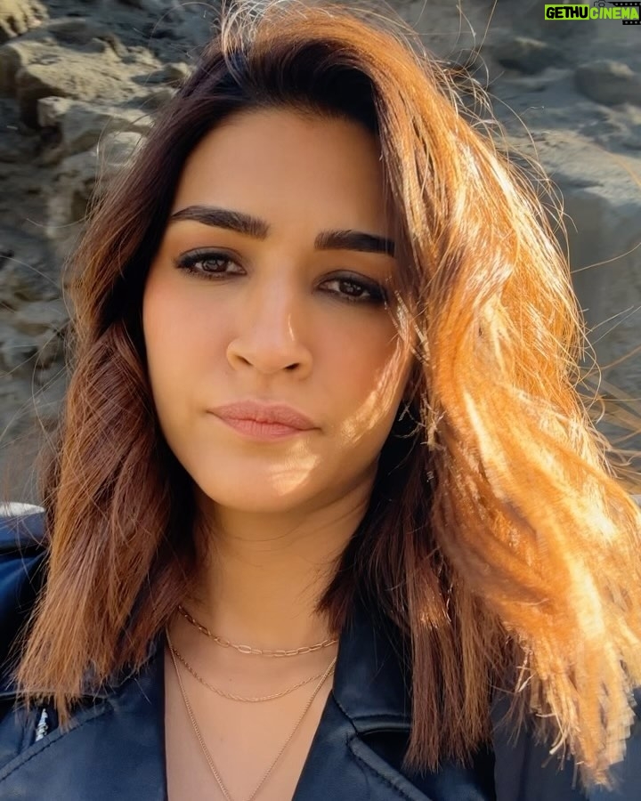 Kriti Sanon Instagram - Manali.. You are beautiful! π Its a Schedule wrap for #DoPatti !! βοΈ Cold weather, Warm hearts! βοΈβ€οΈ Passionate souls trying to create some magic while making memories! π¦π¦ Such a fulfilling schedule, all thanks to a great team! ππ»βοΈβ€οΈ @beatnikbob5 @martratassepp you guys killed it! π«Άπ»ππ»π #DoPatti @bluebutterflyfilmsofficial @kathhapictures @kanika.d @netflix_in