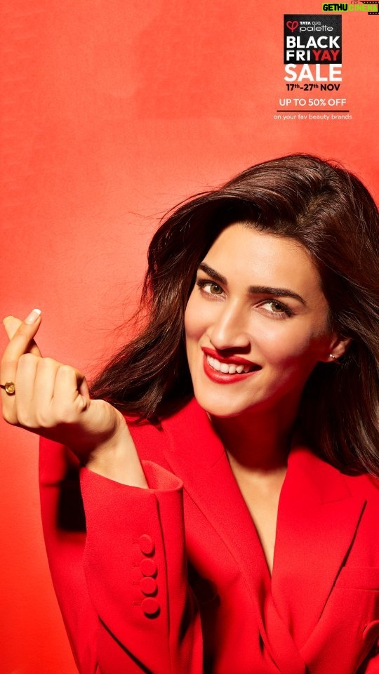 Kriti Sanon Instagram - Hey loves! ✨ Obsessed with all things black? Then Tata CLiQ Palette's Black FriYAY sale is the vibe you need! From global glam to classic faves, they've got your beauty game covered🖤 Swipe through exclusive deals every day till Nov 27th & get up to 50% off on your ride-or-die beauty brands! 💄 Time to go Yayyyyyyy. Let's make this Black Friday the chicest one yet! 💃🏻 #TataCLiQPalette #PersonalisedBeauty #BeautifulObsession #YourBeautyMatchmaker #BlackFriyaySale #BlackFriday #Sale