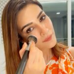 Kriti Sanon Instagram - Enough of 🍓 , lets go Peach 🍑 ! #PeachyLook 😍 Because… I love Peaches, I love You! 😘 I love hyphenating my makeup with skincare for that extra dewy finish! 💚 @letshyphen Barrier Care Cream does the trick! Peachy lips - Peach VIP Lip balm : Perfect Combo!! Tag me & Show me your #PeachyLook 🍑🍑