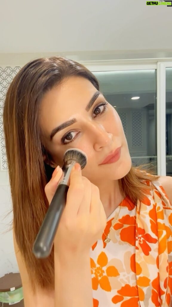 Kriti Sanon Instagram - Enough of 🍓 , lets go Peach 🍑 ! #PeachyLook 😍 Because… I love Peaches, I love You! 😘 I love hyphenating my makeup with skincare for that extra dewy finish! 💚 @letshyphen Barrier Care Cream does the trick! Peachy lips - Peach VIP Lip balm : Perfect Combo!! Tag me & Show me your #PeachyLook 🍑🍑
