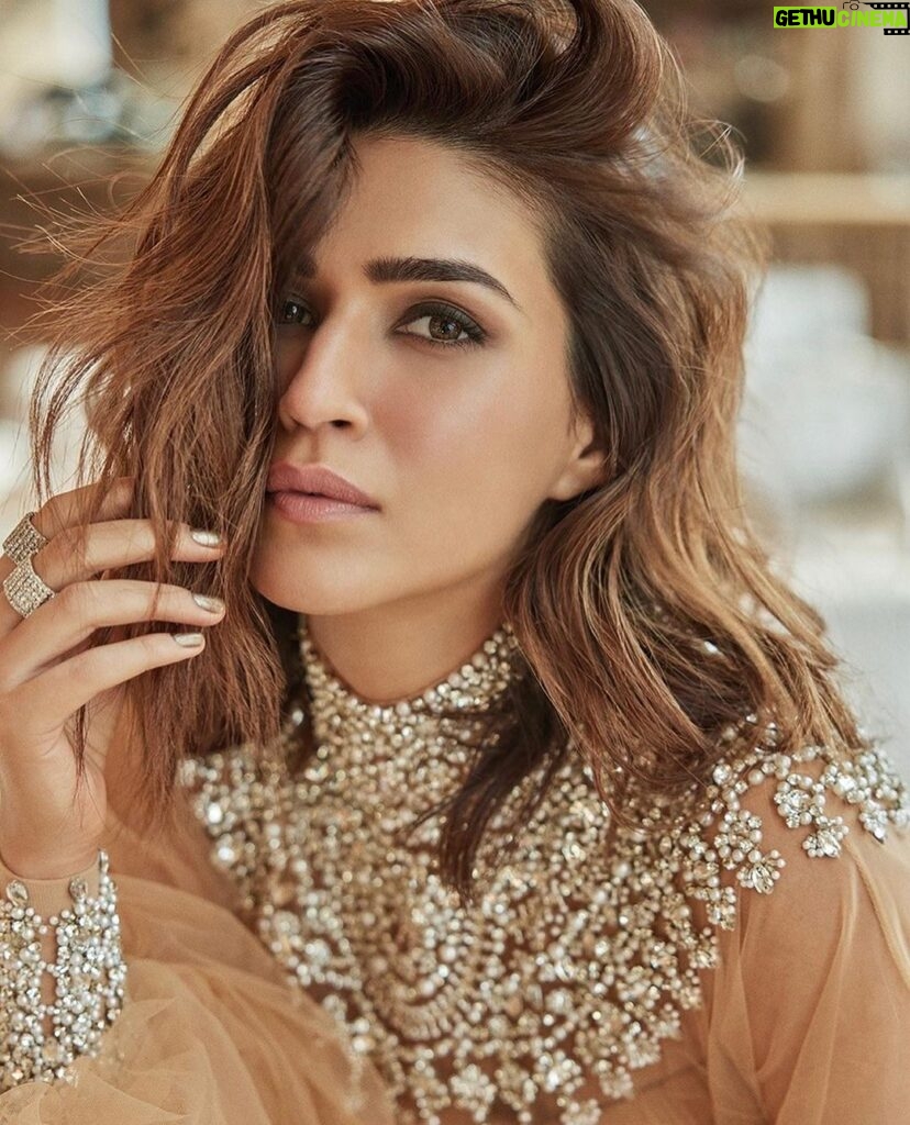 Kriti Sanon Instagram - Her eyes were Deep and honest And they never changed. That’s the kind of love She craved for —Kriti #SanonScribbles @hellomagindia @rohanshrestha