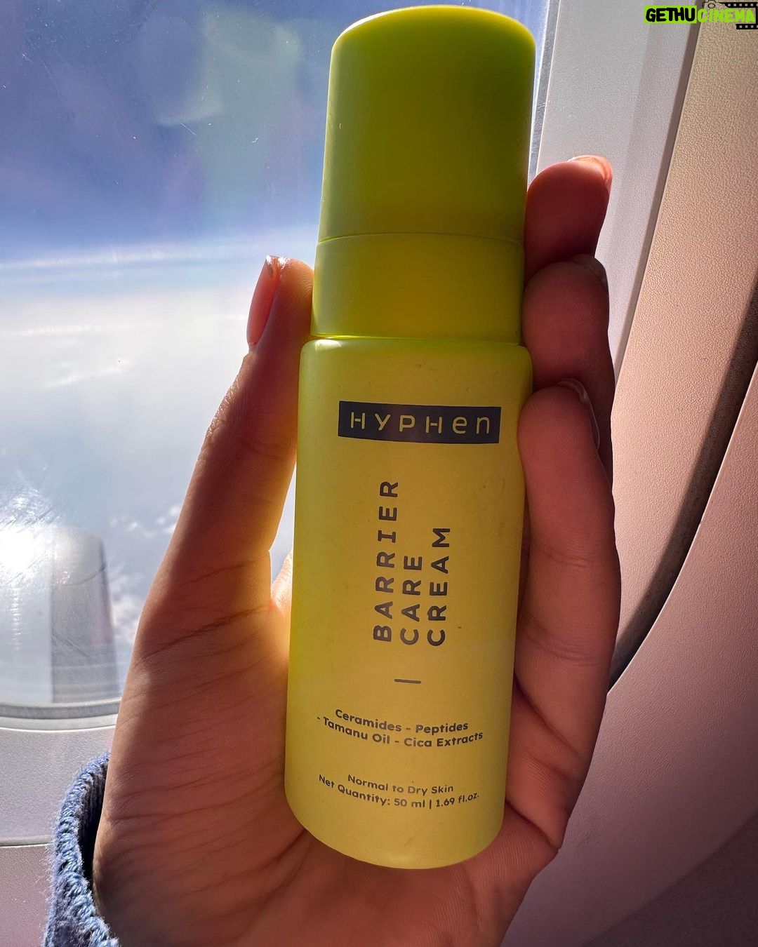 Kriti Sanon Instagram - Basking in the winter sun.. ☀️ Ft. @letshyphen My in-flight and winter saviours : our Barrier Care Cream 🤌 The All I Need LipScreen 🤌 (Trust me! This combination worked so brilliantly even in Manali’s snow!!) 🤌