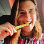 Kriti Sanon Instagram - Basking in the winter sun.. ☀️ Ft. @letshyphen My in-flight and winter saviours : our Barrier Care Cream 🤌 The All I Need LipScreen 🤌 (Trust me! This combination worked so brilliantly even in Manali’s snow!!) 🤌