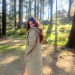 Kriti Sanon Instagram - Manali.. You are beautiful! 😍 Its a Schedule wrap for #DoPatti !! ✌️ Cold weather, Warm hearts! ❄️❤️ Passionate souls trying to create some magic while making memories! 🦋🦋 Such a fulfilling schedule, all thanks to a great team! 👏🏻✌️❤️ @beatnikbob5 @martratassepp you guys killed it! 🫶🏻👏🏻💖 #DoPatti @bluebutterflyfilmsofficial @kathhapictures @kanika.d @netflix_in