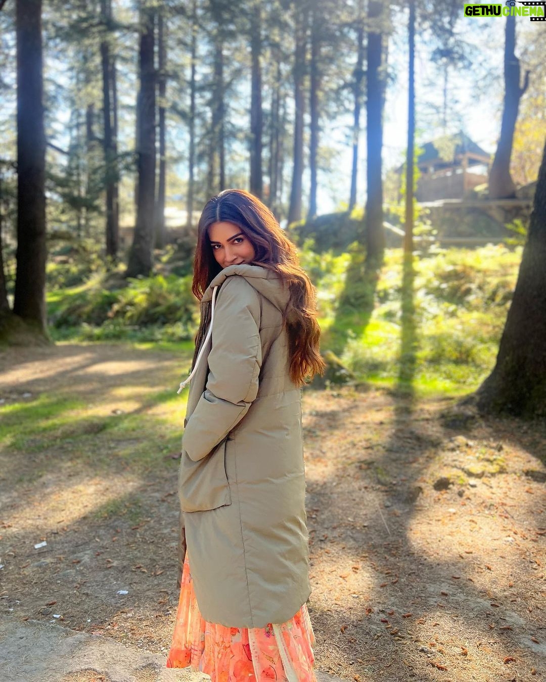 Kriti Sanon Instagram - Manali.. You are beautiful! π Its a Schedule wrap for #DoPatti !! βοΈ Cold weather, Warm hearts! βοΈβ€οΈ Passionate souls trying to create some magic while making memories! π¦π¦ Such a fulfilling schedule, all thanks to a great team! ππ»βοΈβ€οΈ @beatnikbob5 @martratassepp you guys killed it! π«Άπ»ππ»π #DoPatti @bluebutterflyfilmsofficial @kathhapictures @kanika.d @netflix_in