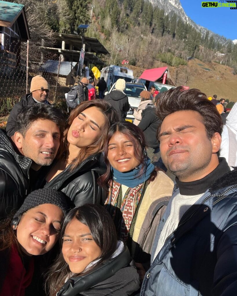 Kriti Sanon Instagram - Manali.. You are beautiful! 😍 Its a Schedule wrap for #DoPatti !! ✌ Cold weather, Warm hearts! ❄❤ Passionate souls trying to create some magic while making memories! 🦋🦋 Such a fulfilling schedule, all thanks to a great team! 👏🏻✌❤ @beatnikbob5 @martratassepp you guys killed it! 🫶🏻👏🏻💖 #DoPatti @bluebutterflyfilmsofficial @kathhapictures @kanika.d @netflix_in