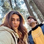 Kriti Sanon Instagram - Manali.. You are beautiful! 😍 Its a Schedule wrap for #DoPatti !! ✌️ Cold weather, Warm hearts! ❄️❤️ Passionate souls trying to create some magic while making memories! 🦋🦋 Such a fulfilling schedule, all thanks to a great team! 👏🏻✌️❤️ @beatnikbob5 @martratassepp you guys killed it! 🫶🏻👏🏻💖 #DoPatti @bluebutterflyfilmsofficial @kathhapictures @kanika.d @netflix_in