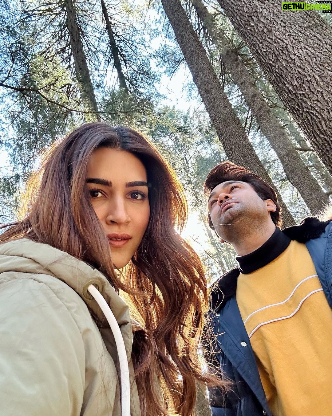 Kriti Sanon Instagram - Manali.. You are beautiful! π Its a Schedule wrap for #DoPatti !! βοΈ Cold weather, Warm hearts! βοΈβ€οΈ Passionate souls trying to create some magic while making memories! π¦π¦ Such a fulfilling schedule, all thanks to a great team! ππ»βοΈβ€οΈ @beatnikbob5 @martratassepp you guys killed it! π«Άπ»ππ»π #DoPatti @bluebutterflyfilmsofficial @kathhapictures @kanika.d @netflix_in