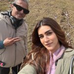 Kriti Sanon Instagram - Manali.. You are beautiful! 😍 Its a Schedule wrap for #DoPatti !! ✌️ Cold weather, Warm hearts! ❄️❤️ Passionate souls trying to create some magic while making memories! 🦋🦋 Such a fulfilling schedule, all thanks to a great team! 👏🏻✌️❤️ @beatnikbob5 @martratassepp you guys killed it! 🫶🏻👏🏻💖 #DoPatti @bluebutterflyfilmsofficial @kathhapictures @kanika.d @netflix_in